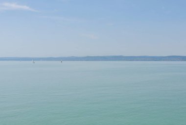 Bir yat ile mavi okyanus 