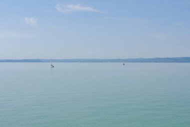 Bir yat ile mavi okyanus 