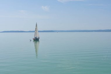 Bir yat ile mavi okyanus 