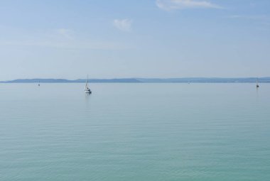 Bir yat ile mavi okyanus 