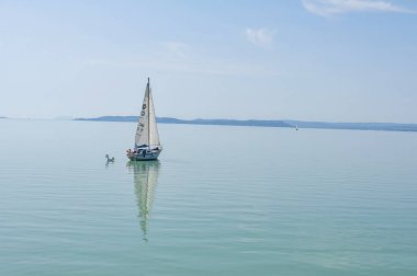Bir yat ile mavi okyanus 