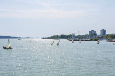 Bir yat ile mavi okyanus 