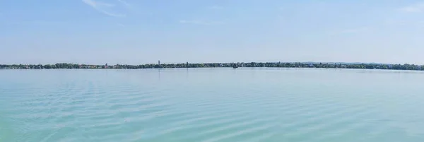 Panorama do oceano azul com um iate — Fotografia de Stock