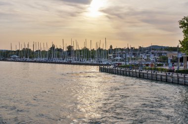 Günbatımı ile yat limanında