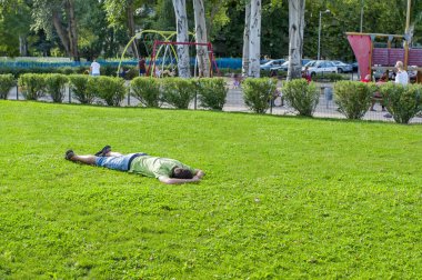 Çimenlerde yatan adam