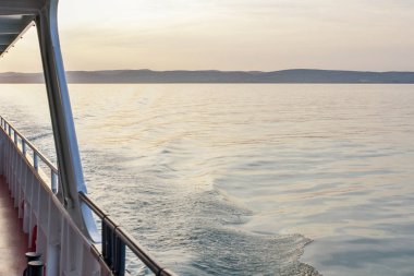 Tekneden arkadan görünüş