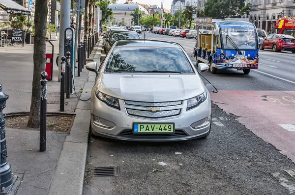 Elektryczny samochód hybrydowy, ładowanie baterii — Zdjęcie stockowe