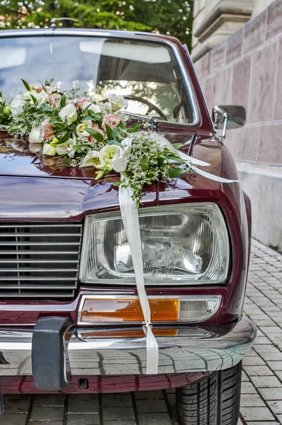 Primer plano del coche de boda con flores — Foto de Stock