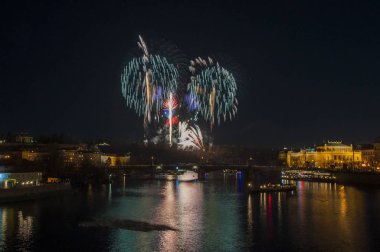 Yeni yıl arifesinde havai fişek 
