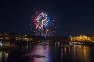 Yeni yıl arifesinde havai fişek 