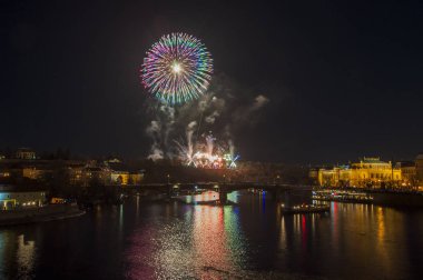 Yeni yıl arifesinde havai fişek 