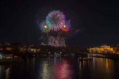 Yeni yıl arifesinde havai fişek 