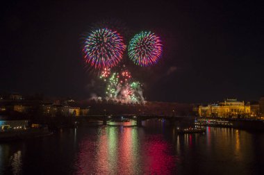 Yeni yıl arifesinde havai fişek 
