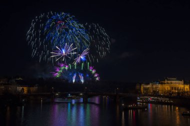 Yeni yıl arifesinde havai fişek 
