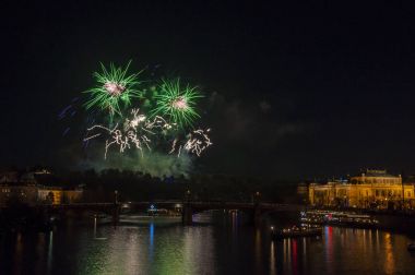 Yeni yıl arifesinde havai fişek 