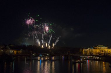 Yeni yıl arifesinde havai fişek 
