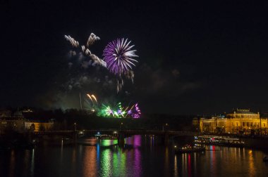 Yeni yıl arifesinde havai fişek 