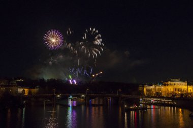Yeni yıl arifesinde havai fişek 