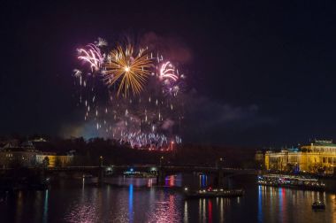 Yeni yıl arifesinde havai fişek 