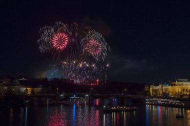 Yeni yıl arifesinde havai fişek 