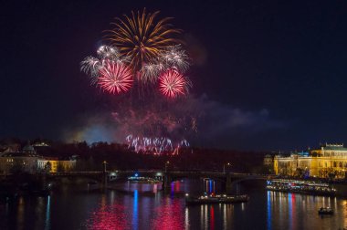 Yeni yıl arifesinde havai fişek 