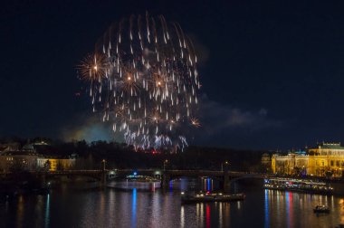 Yeni yıl arifesinde havai fişek 