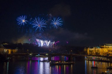 Yeni yıl arifesinde havai fişek 