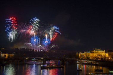 Yeni yıl arifesinde havai fişek 