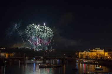 Yeni yıl arifesinde havai fişek 
