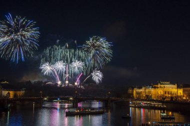Yeni yıl arifesinde havai fişek 