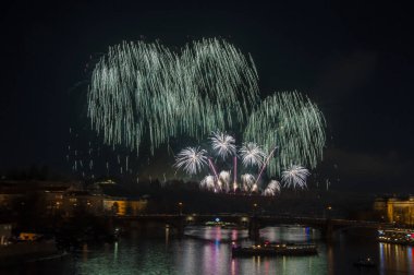 Yeni yıl arifesinde havai fişek 
