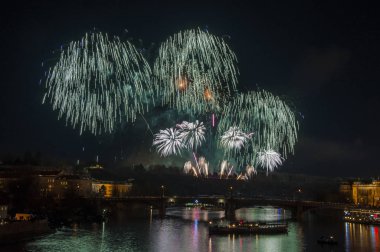 Yeni yıl arifesinde havai fişek 