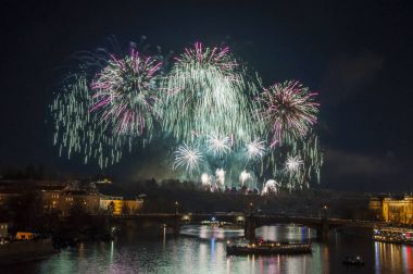 Yeni yıl arifesinde havai fişek 