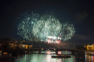 Yeni yıl arifesinde havai fişek 
