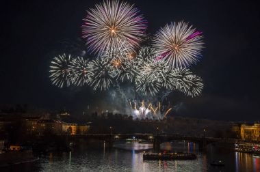 Yeni yıl arifesinde havai fişek 