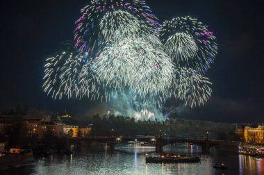 Yeni yıl arifesinde havai fişek 