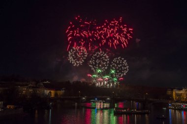 Yeni yıl arifesinde havai fişek 