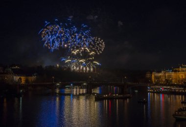 Yeni yıl arifesinde havai fişek 