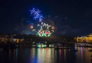 Yeni yıl arifesinde havai fişek 