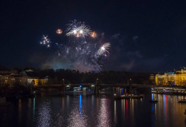 Yeni yıl arifesinde havai fişek 