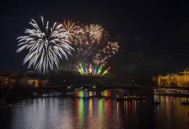 Yeni yıl arifesinde havai fişek 