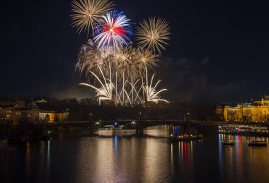 Yeni yıl arifesinde havai fişek 