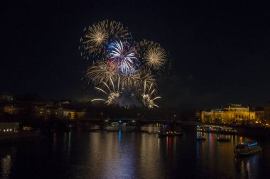 Yeni yıl arifesinde havai fişek 