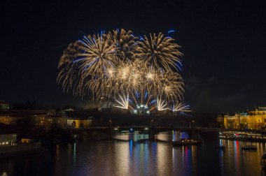 Yeni yıl arifesinde havai fişek 
