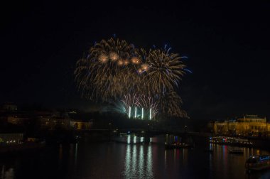 Yeni yıl arifesinde havai fişek 