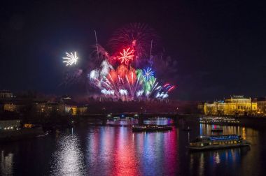 Yeni yıl arifesinde havai fişek 