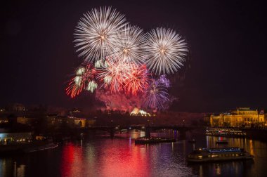 Yeni yıl arifesinde havai fişek 