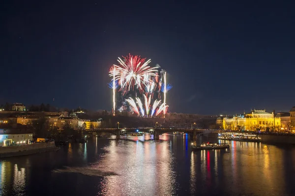 Yeni yıl arifesinde havai fişek 