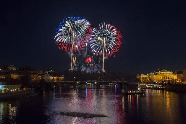 Yeni yıl arifesinde havai fişek 
