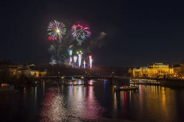 Yeni yıl arifesinde havai fişek 